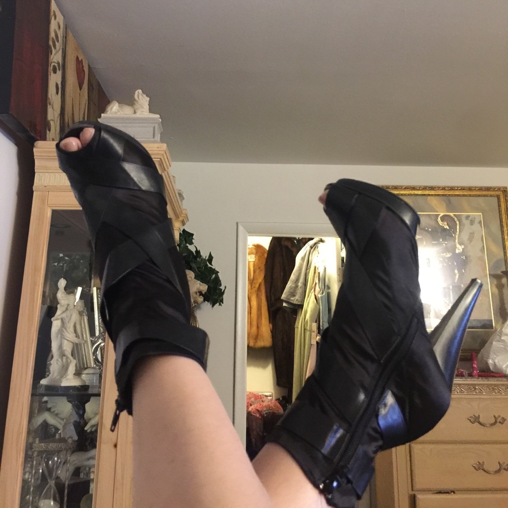 Peep toe boot